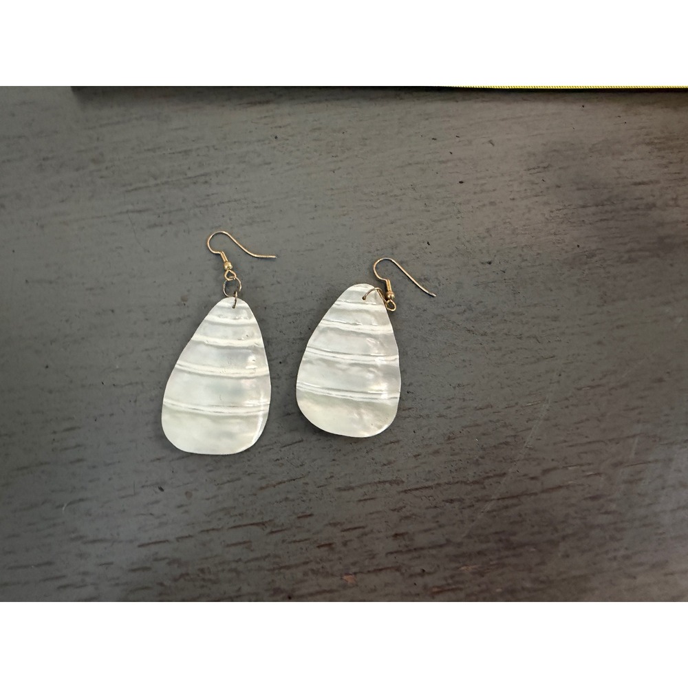 Mother of Pearl Shell Teardrop Earrings Iridescent White Gold Tone Boho Dangle